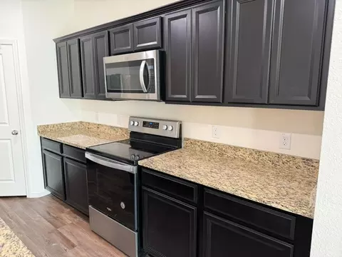 Kitchen - 735 Devonshire Dr, Lavon, TX 75166 photo 3 of 4