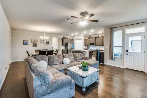 Living - 8848 Abner Rd, Terrell, TX 75161 photo 2 of 3