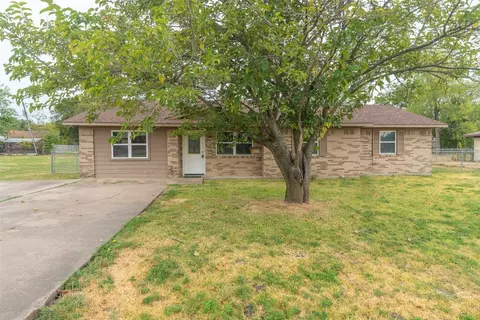 304 E Travis St, Leonard, TX 75452