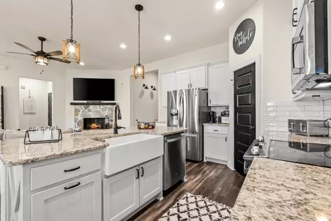 112 Maverick Ln, Pilot Point, TX 76258 photo 6