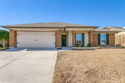 8221 April Ln, Watauga, TX 76148