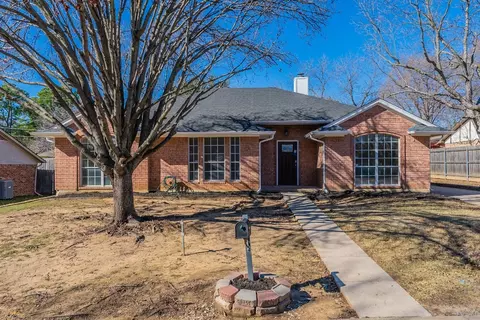3828 Helmsford Dr, Arlington, TX 76016
