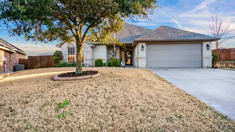 305 Nutmeg Ct, Burleson, TX 76028