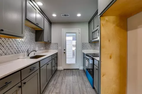 17 E Creek Ln, Grand Prairie, TX 75052