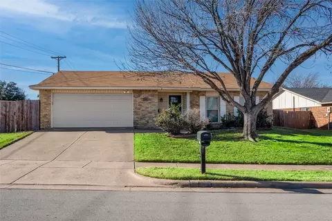 2301 Chinaberry Dr, Bedford, TX 76021