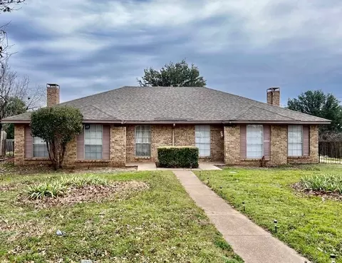 635 Overlook Ct, Arlington, TX 76012
