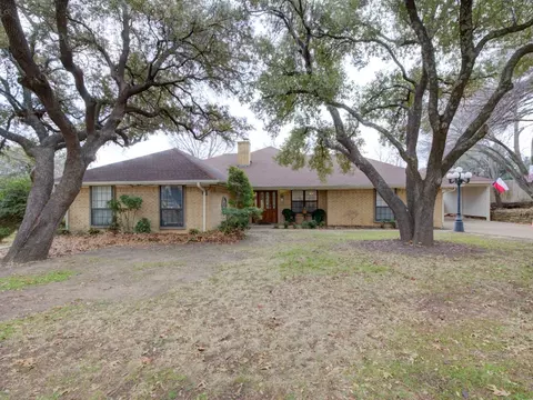 105 Red Oak Ct, Burleson, TX 76028