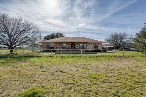 Exterior - 3960 Sunset School Rd, Sunset, TX 76270 photo 1 of 6