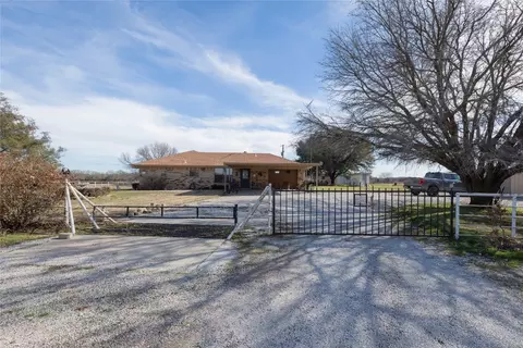 Exterior - 3960 Sunset School Rd, Sunset, TX 76270 photo 2 of 6