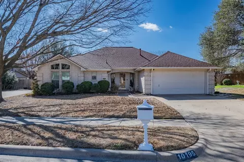 10195 Meadowcrest Dr, Benbrook, TX 76126