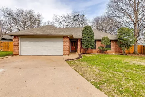1102 Sandstone Dr, Cleburne, TX 76033