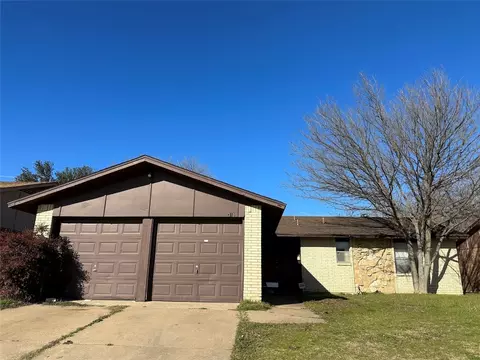 310 Hawthorne Ln, Grand Prairie, TX 75052