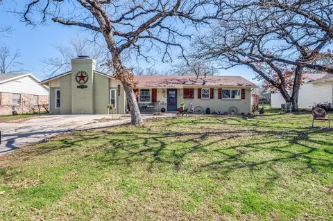 712 Paula St, Kennedale, TX 76060
