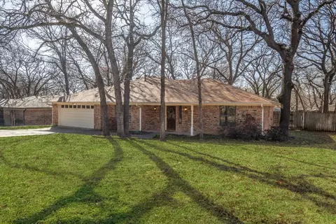 2811 Southridge Dr, Grapevine, TX 76051