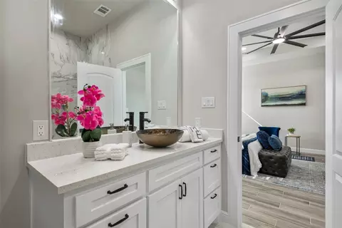 Bath - 701 Tupuna Dr, Tool, TX 75143 photo 4 of 5