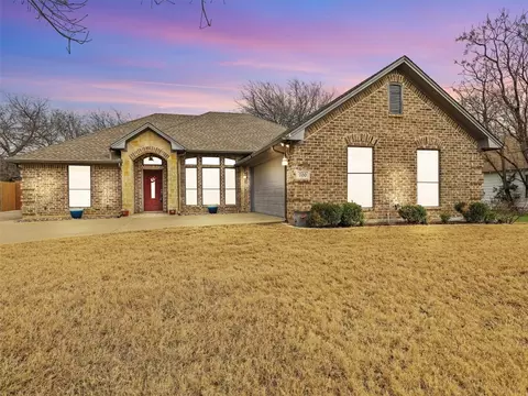 700 W Sherman Dr, Aubrey, TX 76227