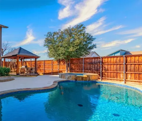 2201 Big Bend Dr, Carrollton, TX 75007