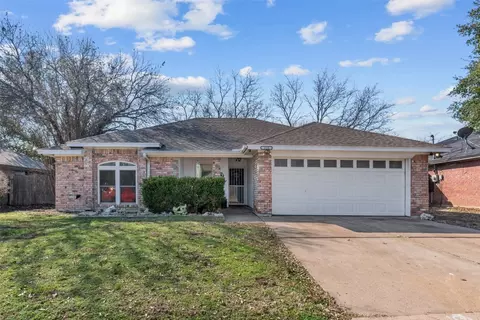 918 Pierce Arrow Dr, Arlington, TX 76001
