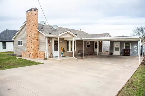414 N Sycamore St, Muenster, TX 76252