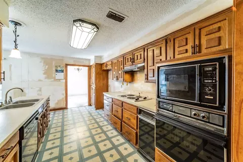 Kitchen - 1913 Willowcrest Loop, Denton, TX 76205 photo 3 of 4