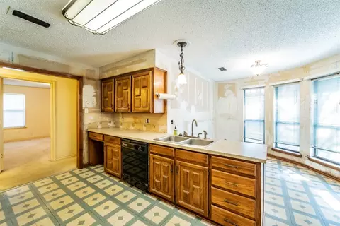 Kitchen - 1913 Willowcrest Loop, Denton, TX 76205 photo 2 of 4