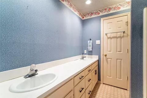 Bath - 1913 Willowcrest Loop, Denton, TX 76205 photo 3 of 4