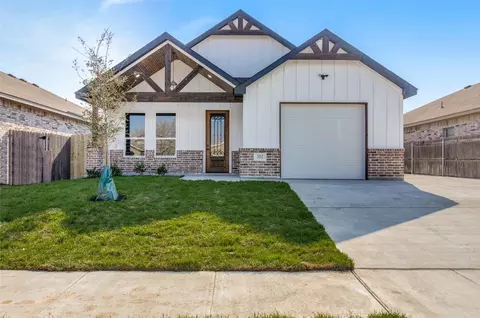 3212 Royal Crest Dr, Fort Worth, TX 76140