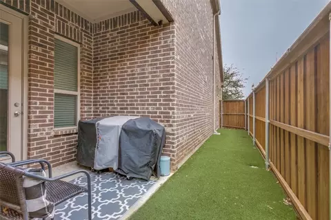 Exterior - 304 Julia Ln, Euless, TX 76040 photo 3 of 9