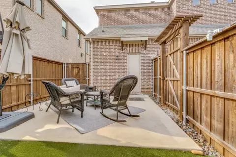 Exterior - 304 Julia Ln, Euless, TX 76040 photo 5 of 9