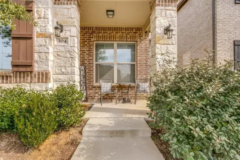 Exterior - 304 Julia Ln, Euless, TX 76040 photo 2 of 9