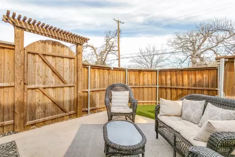 Exterior - 304 Julia Ln, Euless, TX 76040 photo 6 of 9