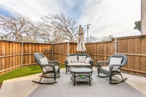 Exterior - 304 Julia Ln, Euless, TX 76040 photo 4 of 9