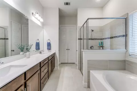 Bath - 304 Julia Ln, Euless, TX 76040 photo 2 of 3