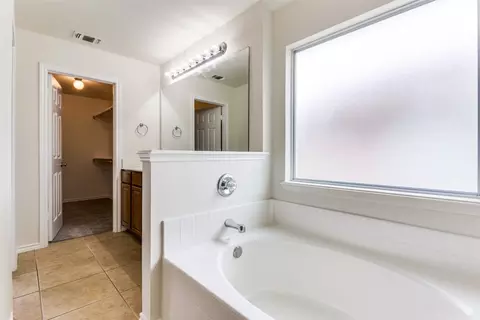 Bath - 302 Rose Ave, Cleburne, TX 76033 photo 2 of 4