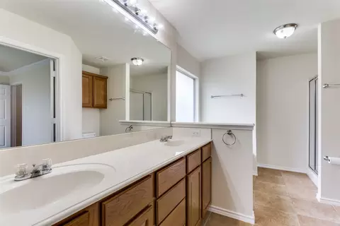 Bath - 302 Rose Ave, Cleburne, TX 76033 photo 1 of 4
