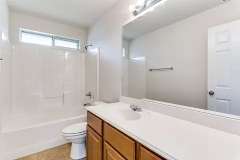 Bath - 302 Rose Ave, Cleburne, TX 76033 photo 4 of 4