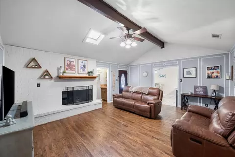 2024 Northglen Dr, Hurst, TX 76054