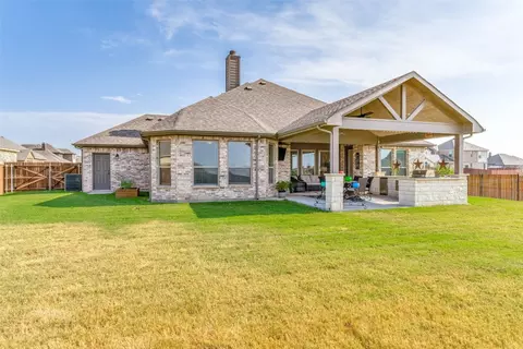 814 Comanche Dr, Midlothian, TX 76065