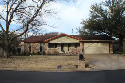 2117 Shady Grove Dr, Bedford, TX 76021