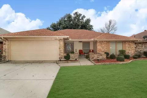 618 Betsy Ross Dr, Arlington, TX 76002