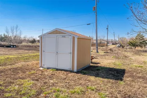 Exterior - 305 N 6th St, Celeste, TX 75423 photo 4 of 7