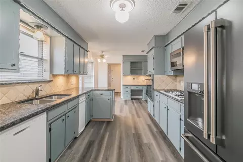 420 Glenn Dr, Hurst, TX 76053