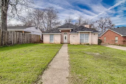 825 NE 29th St, Grand Prairie, TX 75050