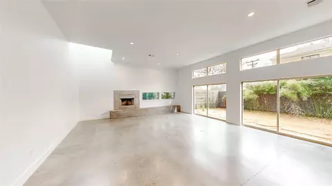 2211 N Fitzhugh Ave, Dallas, TX 75204