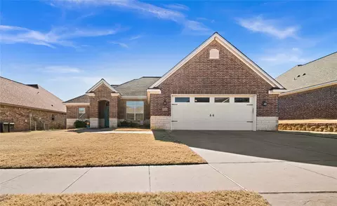 696 White Bear Trl, Lindale, TX 75771