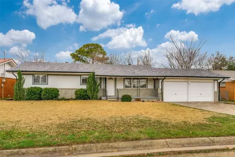 1410 Nugent St, Bowie, TX 76230