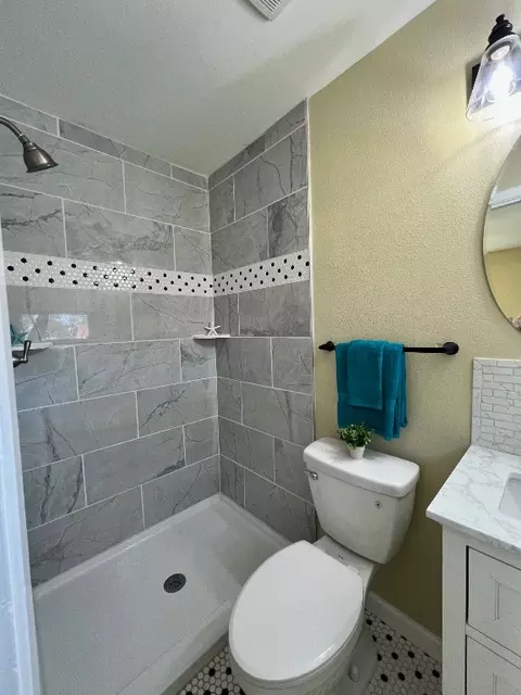 Bath - 204 Sunset Dr, Comanche, TX 76442 photo 3 of 4