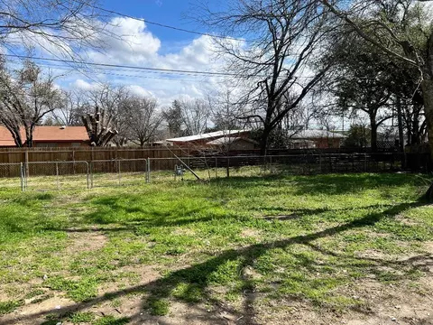 Exterior - 204 Sunset Dr, Comanche, TX 76442 photo 5 of 9