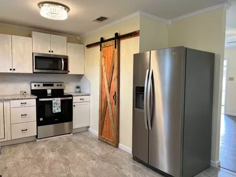 Kitchen - 204 Sunset Dr, Comanche, TX 76442 photo 2 of 3
