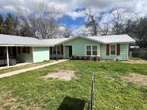 Exterior - 204 Sunset Dr, Comanche, TX 76442 photo 2 of 9
